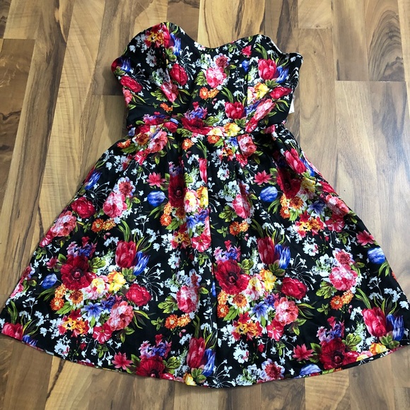 Forever 21 Dresses & Skirts - 🚨 5/$25 SALE 🚨 NEW 🌸 Size Small Floral Fit and Flare Dress